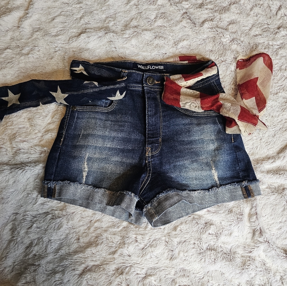 Shorts with flag belt